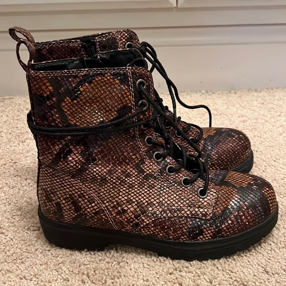 SO Women's Bowfin Snake Multicolor Combat Boots Lace Up Or Zipper Sizes 6.5 New